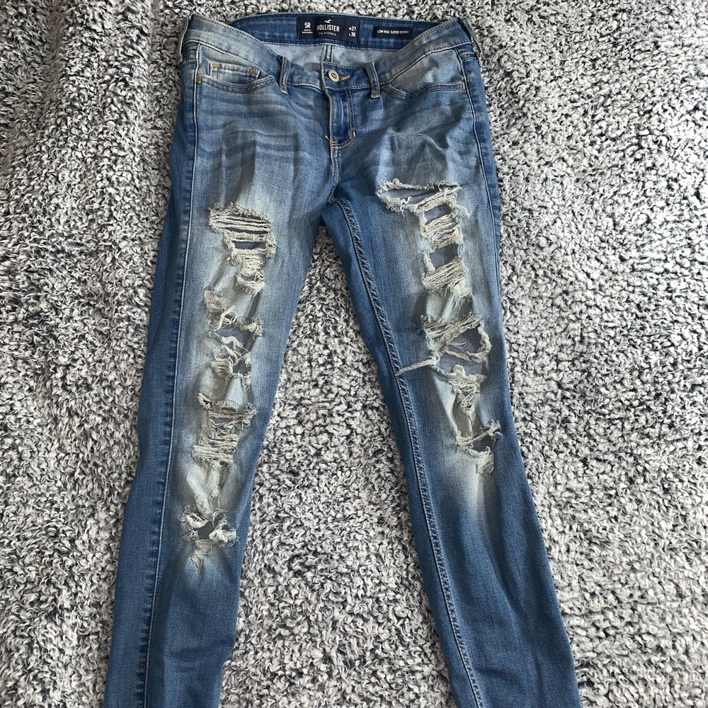 HOLLISTER RIPPED SKINNY JEANS!!!